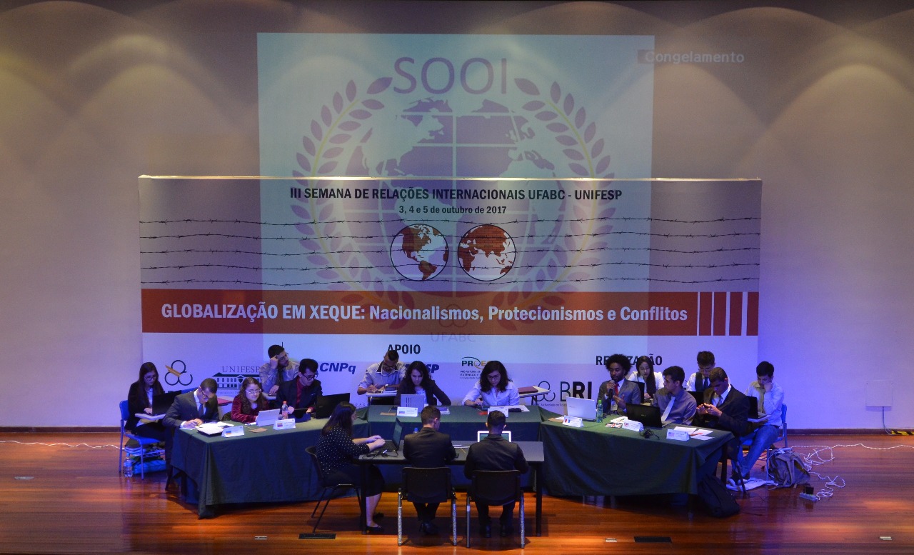 O grupo de Simulação de Organismos e Organizações Internacionais da UFABC (SOOI) durante a simulação do Conselho de Segurança da ONU sob o tema "Intervenção no Iraque".